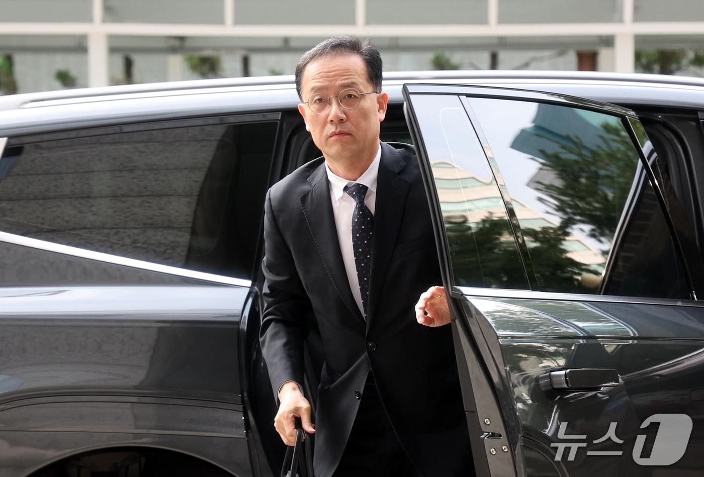 본문 이미지 - 이형일 부총리 겸 재정경제부 장관 후보자가 14일 오전 서울 중구 예금보험공사에 마련된 인사 청문회 준비 사무실로 출근하고 있다. 2026.9.14 ⓒ 뉴스1 김진환 기자