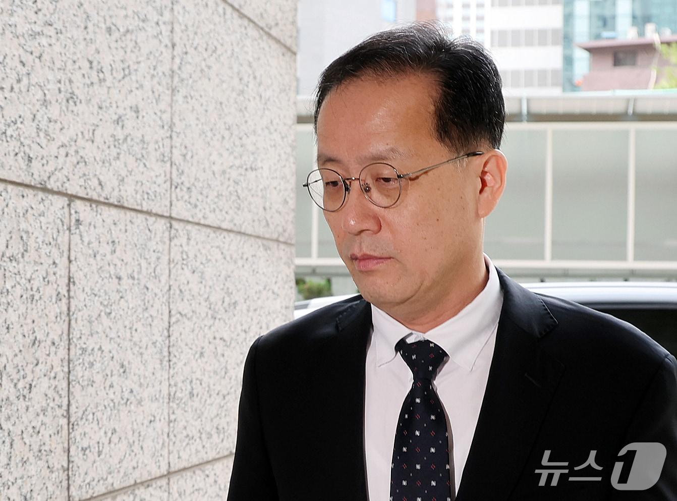 본문 이미지 - 이형일 부총리 겸 재정경제부 장관 후보자가 14일 오전 서울 중구 예금보험공사에 마련된 인사 청문회 준비 사무실로 출근하고 있다. 2026.9.14 ⓒ 뉴스1 김진환 기자
