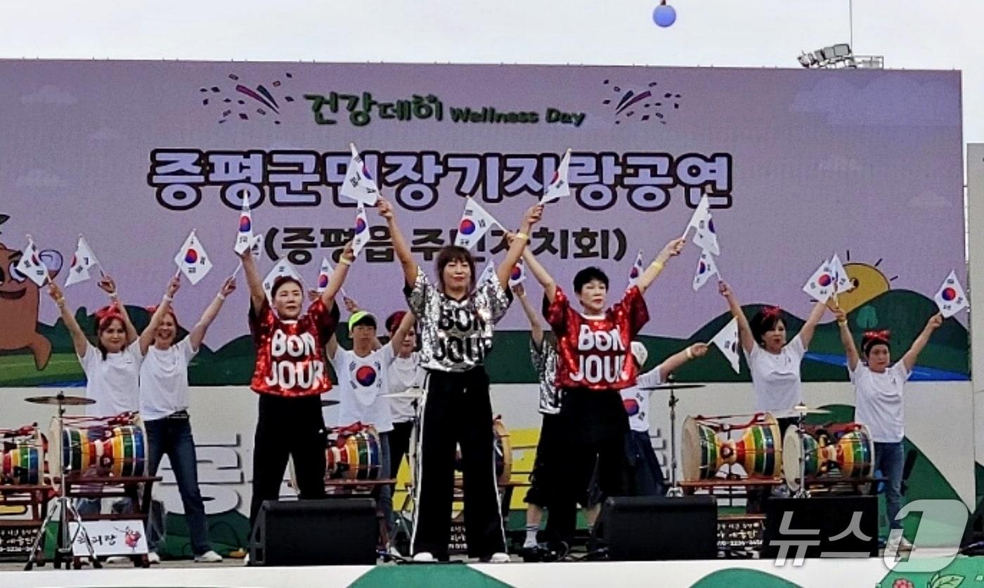 본문 이미지 - 사진은 2025년 증평군민 장기자랑에 참가한 팀이 공연을 펼치고 있는 모습.(증평군 제공. 재판매 및 DB금지)/뉴스1