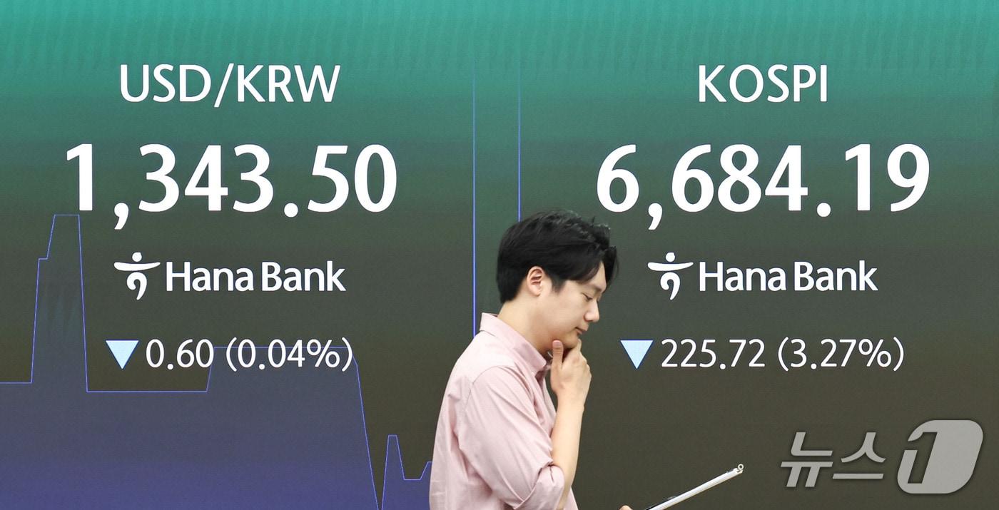 본문 이미지 - 14일 오전 서울 중구 하나은행 딜링룸 전광판에 코스피 지수 등 시황이 표시되고 있다. ⓒ 뉴스1 이종수 기자
