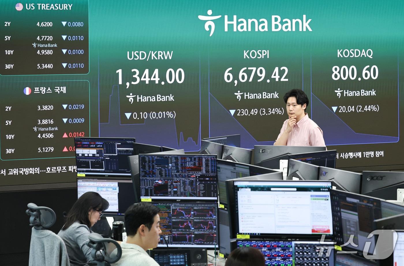 본문 이미지 - 14일 오전 서울 중구 하나은행 딜링룸 전광판에 코스피 지수 등 시황이 표시되고 있다. 2026.9.14 ⓒ 뉴스1 이종수 기자