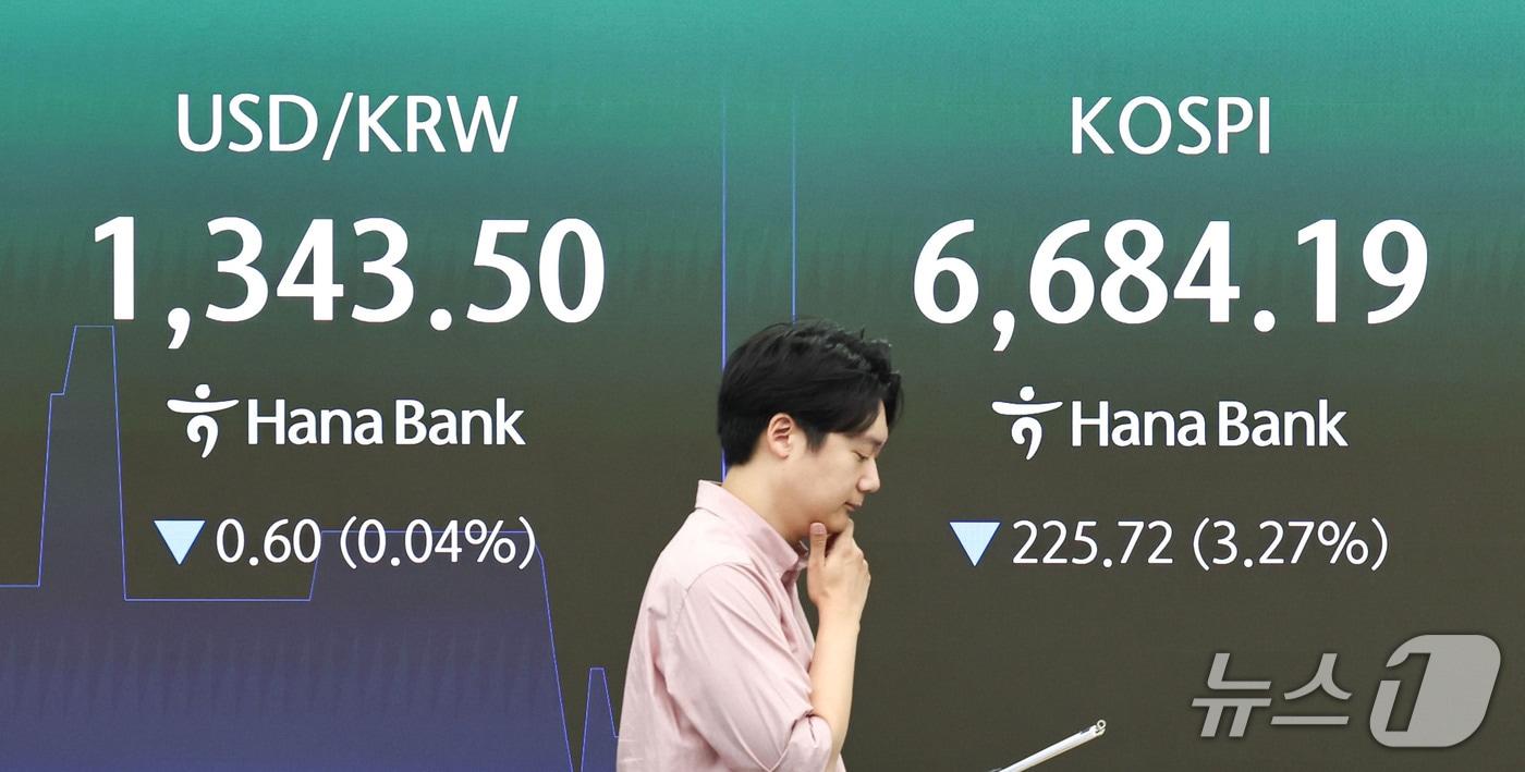 본문 이미지 - 14일 오전 서울 중구 하나은행 딜링룸 전광판에 코스피 지수 등 시황이 표시되고 있다. 026.9.14 ⓒ 뉴스1 이종수 기자