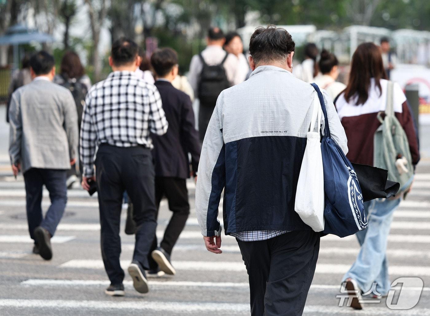 본문 이미지 - 아침 기온이 14도까지 떨어지고 낮 최고기온은 31도까지 오르는 등 큰 일교차를 보인 14일 오전 서울 종로구 광화문광장 일대에서 시민들이 긴팔 옷을 입고 발걸음을 옮기고 있다. 2026.9.14 ⓒ 뉴스1 이종수 기자