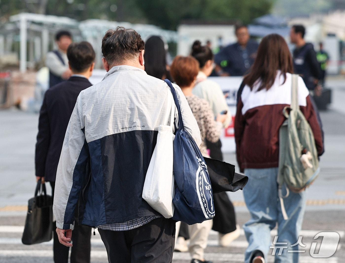 본문 이미지 - 아침 기온이 14도까지 떨어지고 낮 최고기온은 31도까지 오르는 등 큰 일교차가 예보된 14일 오전 서울 종로구 광화문광장 일대에서 시민들이 긴팔 옷을 입고 발걸음을 옮기고 있다. 2026.9.14 ⓒ 뉴스1 이종수 기자