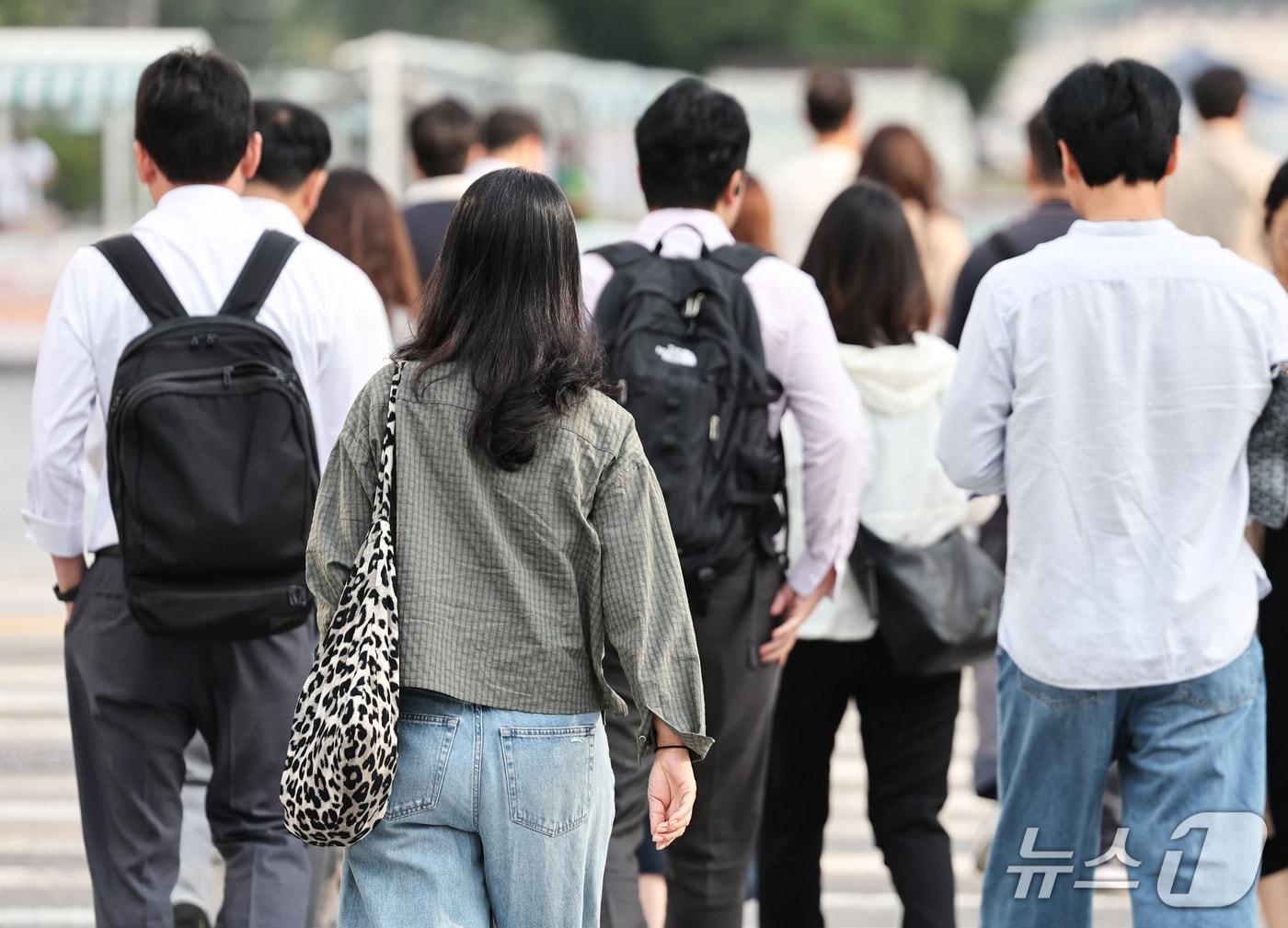 본문 이미지 - 아침 기온이 14도까지 떨어지고 낮 최고기온은 31도까지 오르는 등 큰 일교차가 예보된 14일 오전 서울 종로구 광화문광장 일대에서 시민들이 긴팔 옷을 입고 발걸음을 옮기고 있다. 2026.9.14 ⓒ 뉴스1 이종수 기자