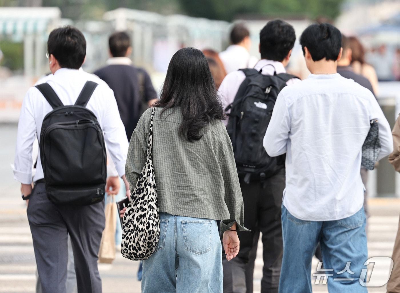 본문 이미지 - 아침 기온이 14도까지 떨어지고 낮 최고기온은 31도까지 오르는 등 큰 일교차가 예보된 14일 오전 서울 종로구 광화문광장 일대에서 시민들이 긴팔 옷을 입고 발걸음을 옮기고 있다. 2026.9.14 ⓒ 뉴스1 이종수 기자