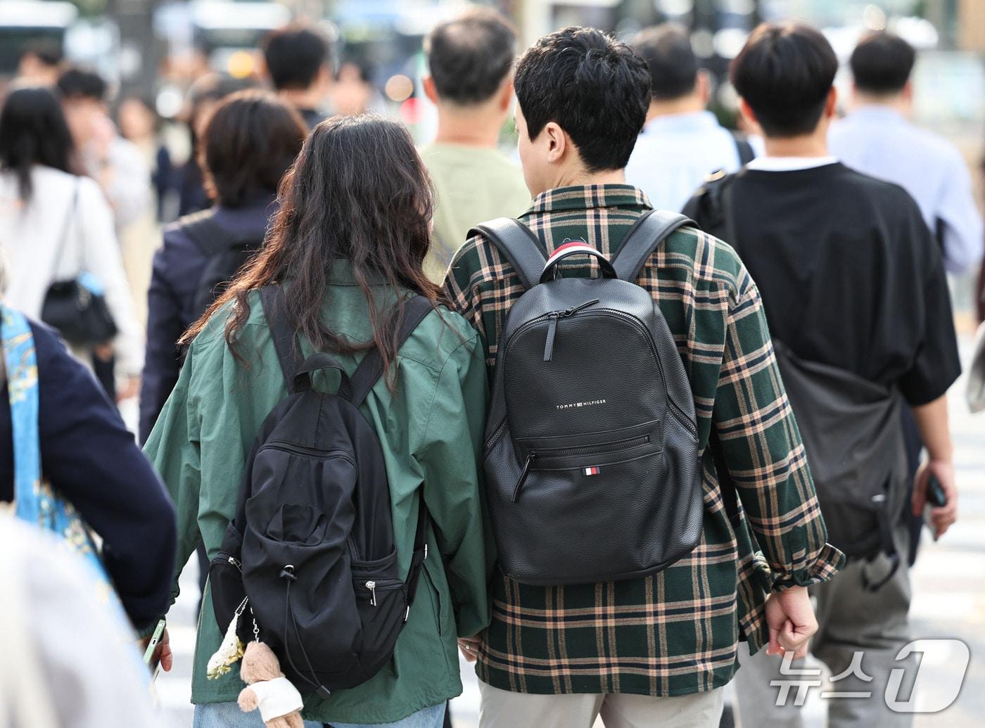 본문 이미지 - 서울 종로구 광화문광장 일대에서 시민들이 긴팔 옷을 입고 발걸음을 옮기고 있다. 2026.9.14 ⓒ 뉴스1 이종수 기자