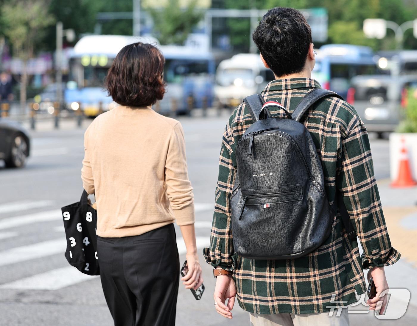 본문 이미지 - 아침 기온이 14도까지 떨어지고 낮 최고기온은 31도까지 오르는 등 큰 일교차가 예보된 14일 오전 서울 종로구 광화문광장 일대에서 시민들이 긴팔 옷을 입고 발걸음을 옮기고 있다. 2026.9.14 ⓒ 뉴스1 이종수 기자