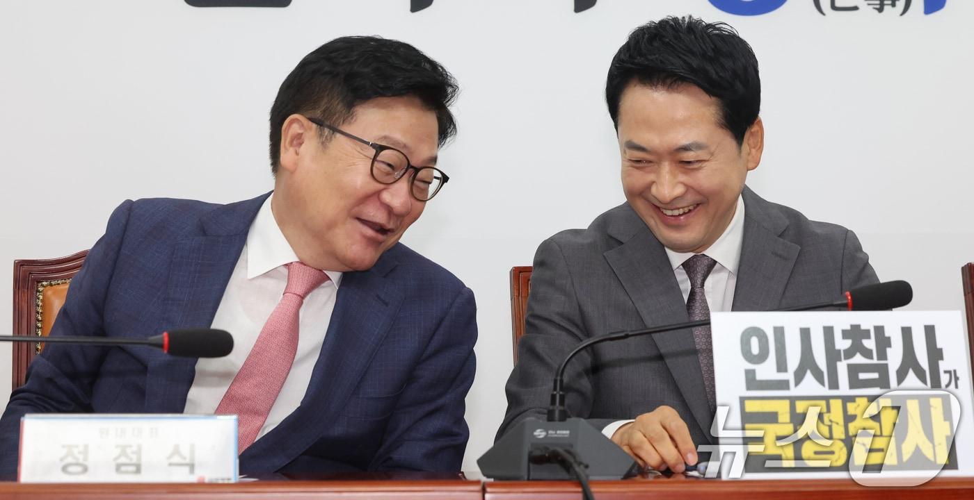 본문 이미지 - 국민의힘 장동혁 대표와 정점식 원내대표가 14일 오전 서울 여의도 국회에서 열린 최고위원회의에서 대화를 나누고 있다. 2026.9.14 ⓒ 뉴스1 황기선 기자