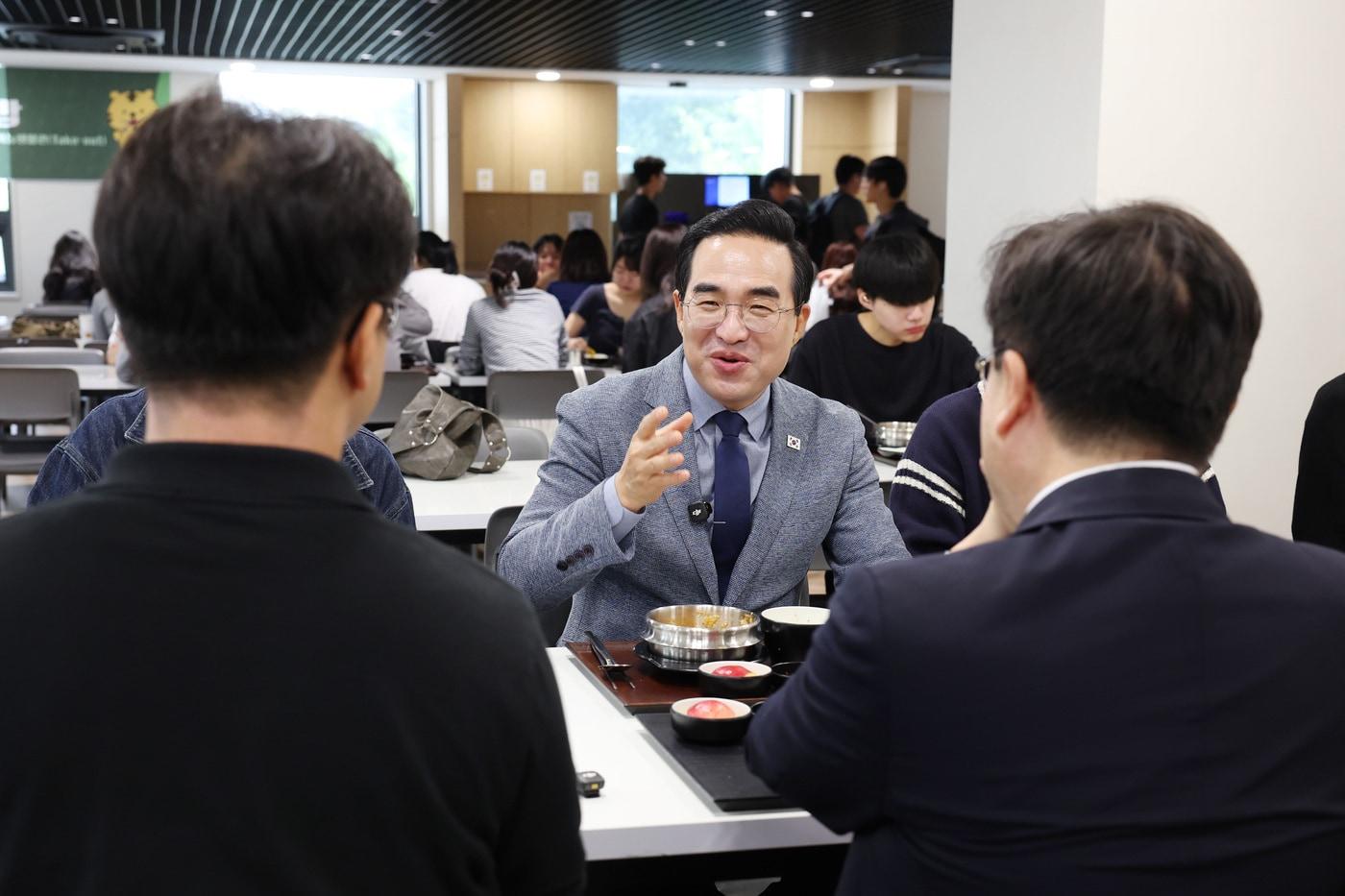 본문 이미지 - 박홍근 기획예산처 장관이 14일 오전 서울 성북구 고려대학교 학생회관 학생식당에서 고려대 학생들과 '천원의 아침밥'을 함께 하며 대화를 나누고 있다.(기획예산처 제공)