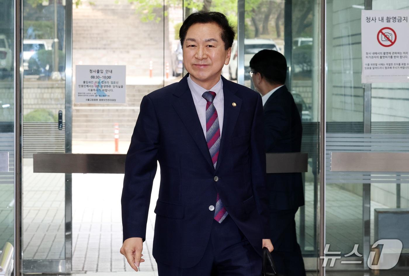 본문 이미지 - 김건희 여사에게 260만원대 로저비비에 가방을 선물한 혐의로 기소된 김기현 국민의힘 의원이 지난 14일 서울 서초구 서울중앙지방법원에서 열린 5차 공판에 출석하고 있다. 2026.9.14 ⓒ 뉴스1 박세연 기자