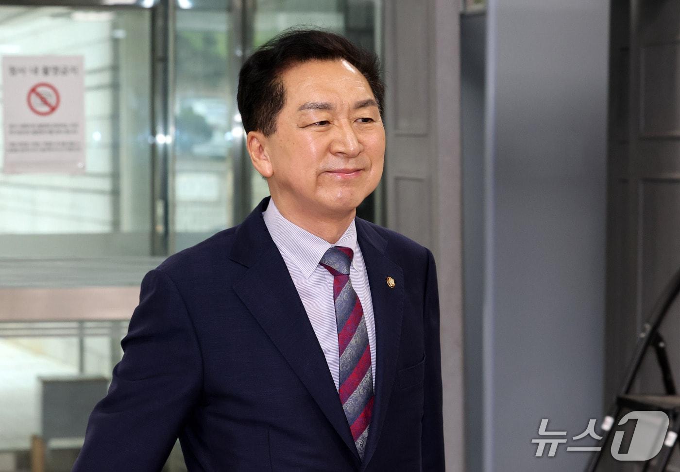 본문 이미지 - 김건희 여사에게 260만원대 로저비비에 가방을 선물한 혐의로 기소된 김기현 국민의힘 의원이 지난 14일 서울 서초구 서울중앙지방법원에서 열린 5차 공판에 출석하고 있다. 2026.9.14 ⓒ 뉴스1 박세연 기자