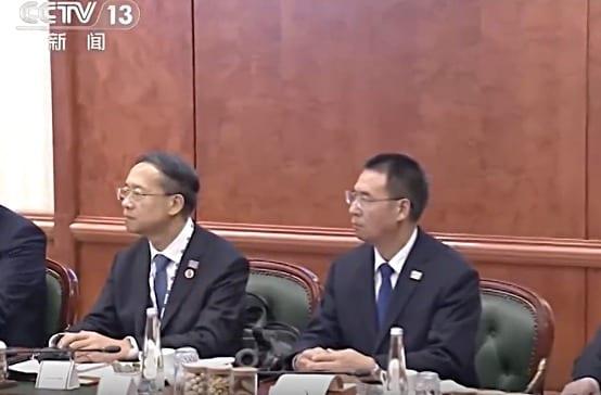 본문 이미지 - 지난 12일(현지시간) 인도 뉴델리에서 열린 시진핑 중국 국가주석과 나렌드라 모디 인도 총리의 정상회담 당시 중국 측 배석자석에 마자오쉬(왼쪽) 외교부 상무부부장과 저우훙쉬 중국 공산당 중앙경위국장이 앉아 있다. (CCTV 보도 캡처)