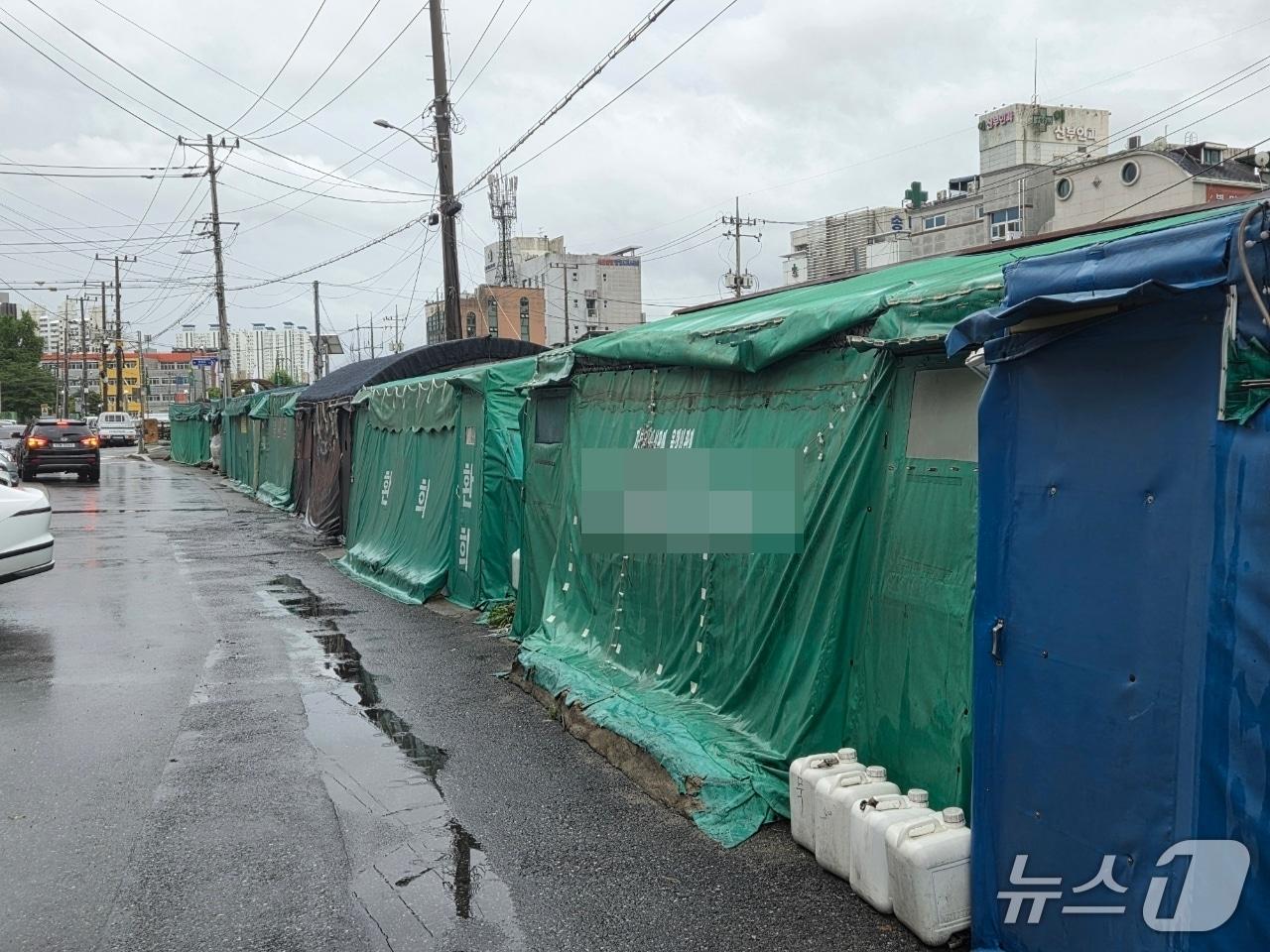 본문 이미지 - 충북 옥천군이 옥천읍 금구천 주변 포장마차 거리 처리를 놓고 수개월째 속앓이 하고 있다.2026.8.14/뉴스1 장인수 기자