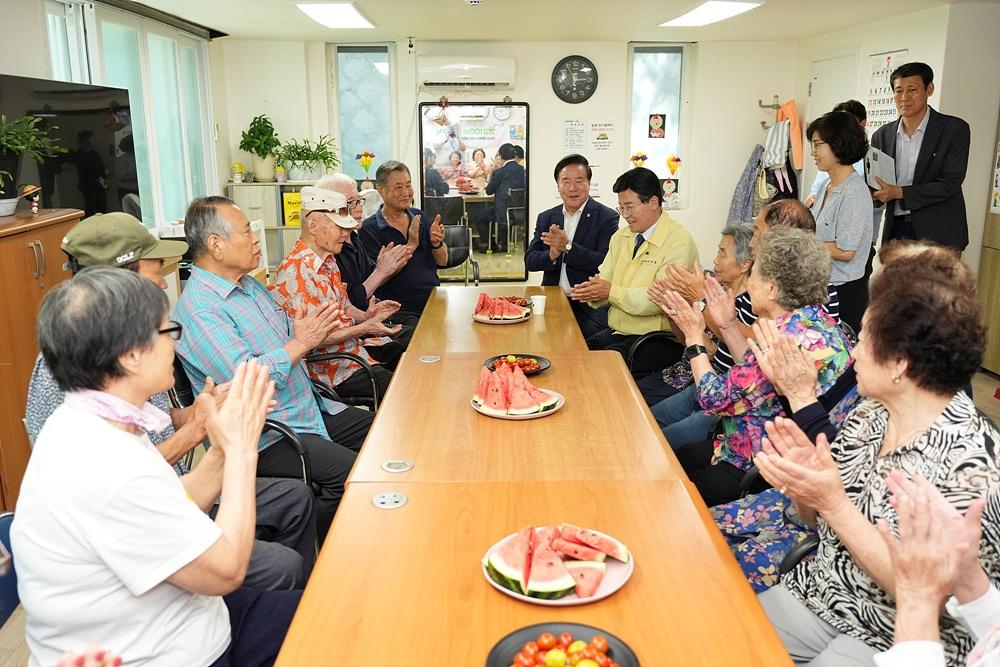 본문 이미지 - 유찬종 서울 종로구청장 사직경로당 방문(종로구 제공)