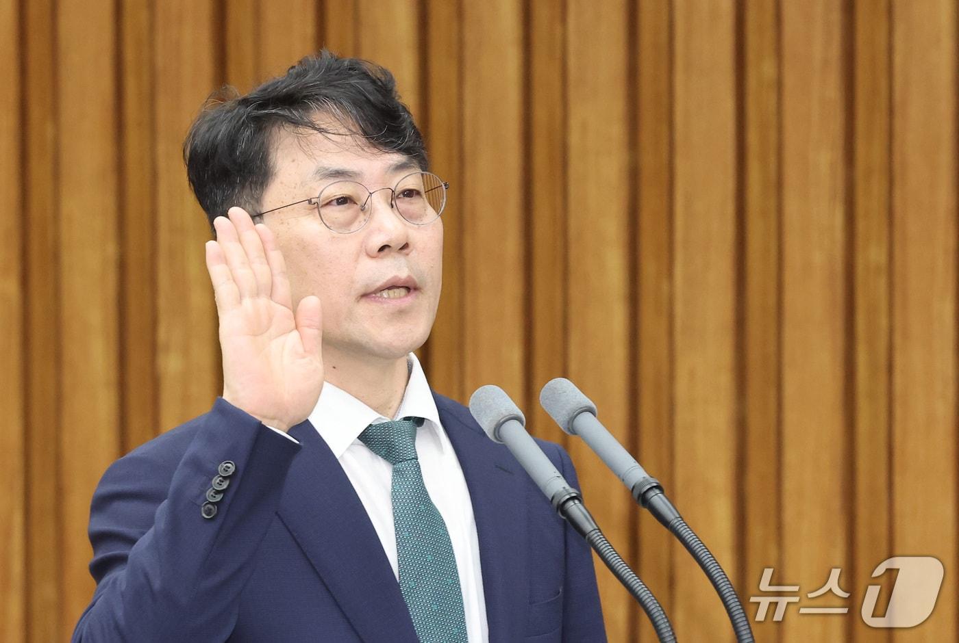 본문 이미지 - 김성수 대법관 후보자가 14일 오전 서울 여의도 국회에서 열린 인사청문회에서 선서를 하고 있다. 2026.9.14 ⓒ 뉴스1 황기선 기자