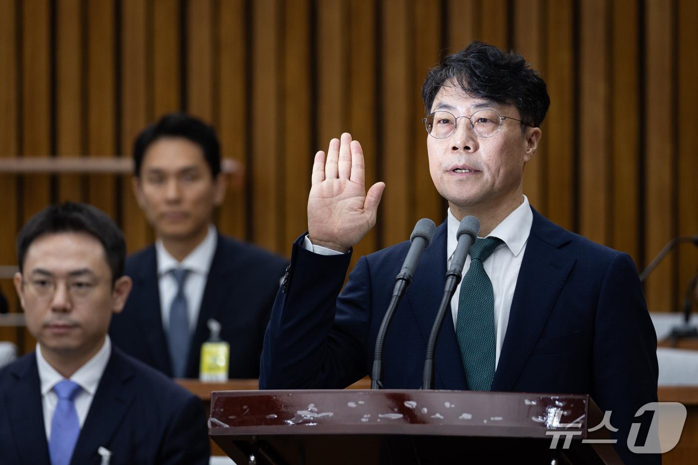 본문 이미지 - 김성수 대법관 후보자가 14일 서울 여의도 국회에서 열린 대법관(김성수) 임명동의안 심사를 위한 인사청문회에 출석해 선서하고 있다. 2026.9.14 ⓒ 뉴스1 유승관 기자