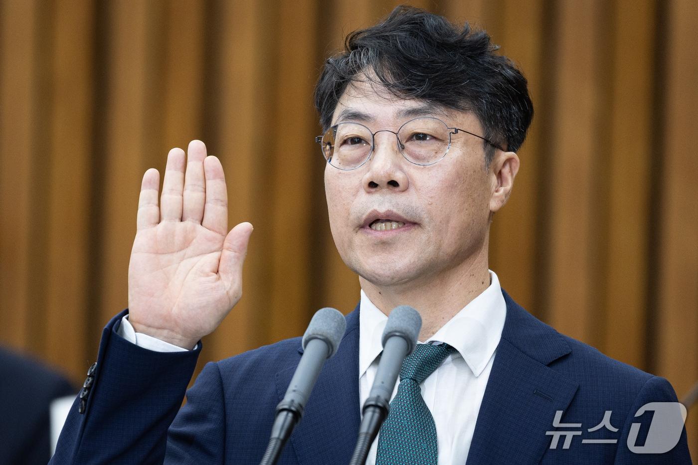 본문 이미지 - 김성수 대법관 후보자가 14일 서울 여의도 국회에서 열린 대법관(김성수) 임명동의안 심사를 위한 인사청문회에 출석해 선서하고 있다. 2026.9.14 ⓒ 뉴스1 유승관 기자
