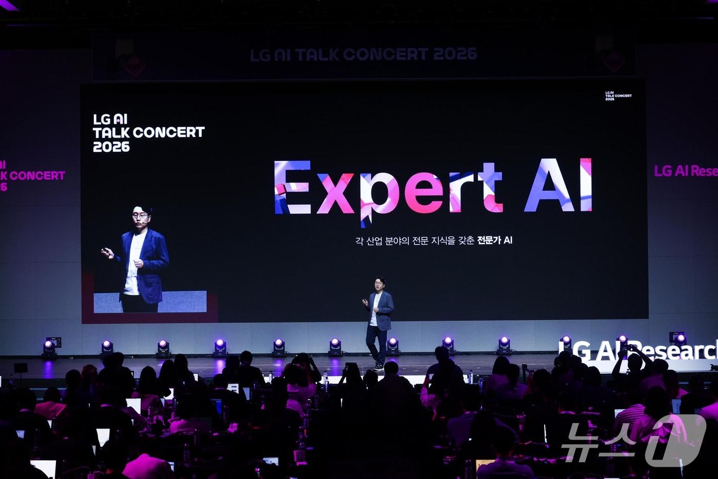 본문 이미지 - 임우형 LG AI연구원 공동 연구원장이 14일 서울 강서구 마곡 LG사이언스파크에서 열린 'LG AI 토크 콘서트 2026'에서 발표하고 있다. (LG 제공. 재판매 및 DB 금지) 2026.9.14 ⓒ 뉴스1