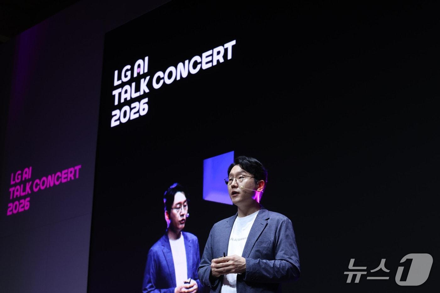본문 이미지 - 임우형 LG AI연구원 공동 연구원장이 14일 서울 강서구 마곡 LG사이언스파크에서 열린 'LG AI 토크 콘서트 2026'에서 발표하고 있다. (LG 제공. 재판매 및 DB 금지) 2026.9.14 ⓒ 뉴스1