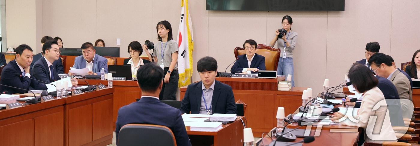 본문 이미지 - 김의겸 소위원장이 14일 오전 서울 여의도 국회에서 열린 법제사법위원회 법안심사제1소위원회에서 회의를 주재하고 있다. 2026.9.14 ⓒ 뉴스1 황기선 기자