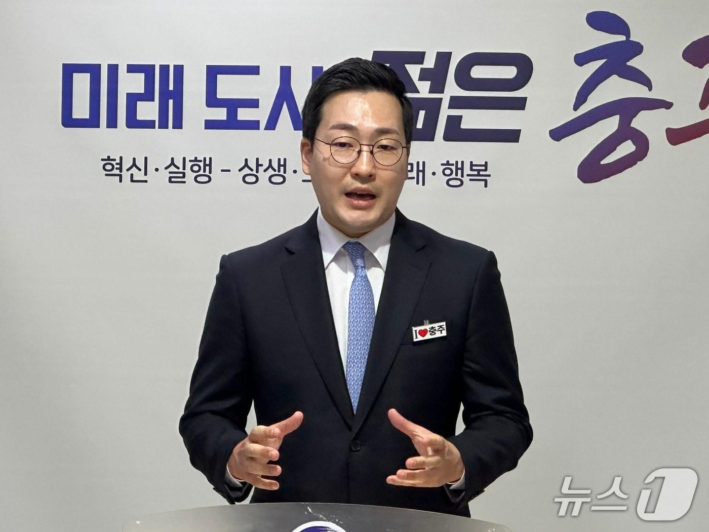 본문 이미지 - 14일 이동석 충주시장이 기자회견을 열어 청주시의 특례시 지정 추진에 따라 충북도청을 충주로 이전해야 한다고 선언하고 있다.2026.9.14/뉴스1