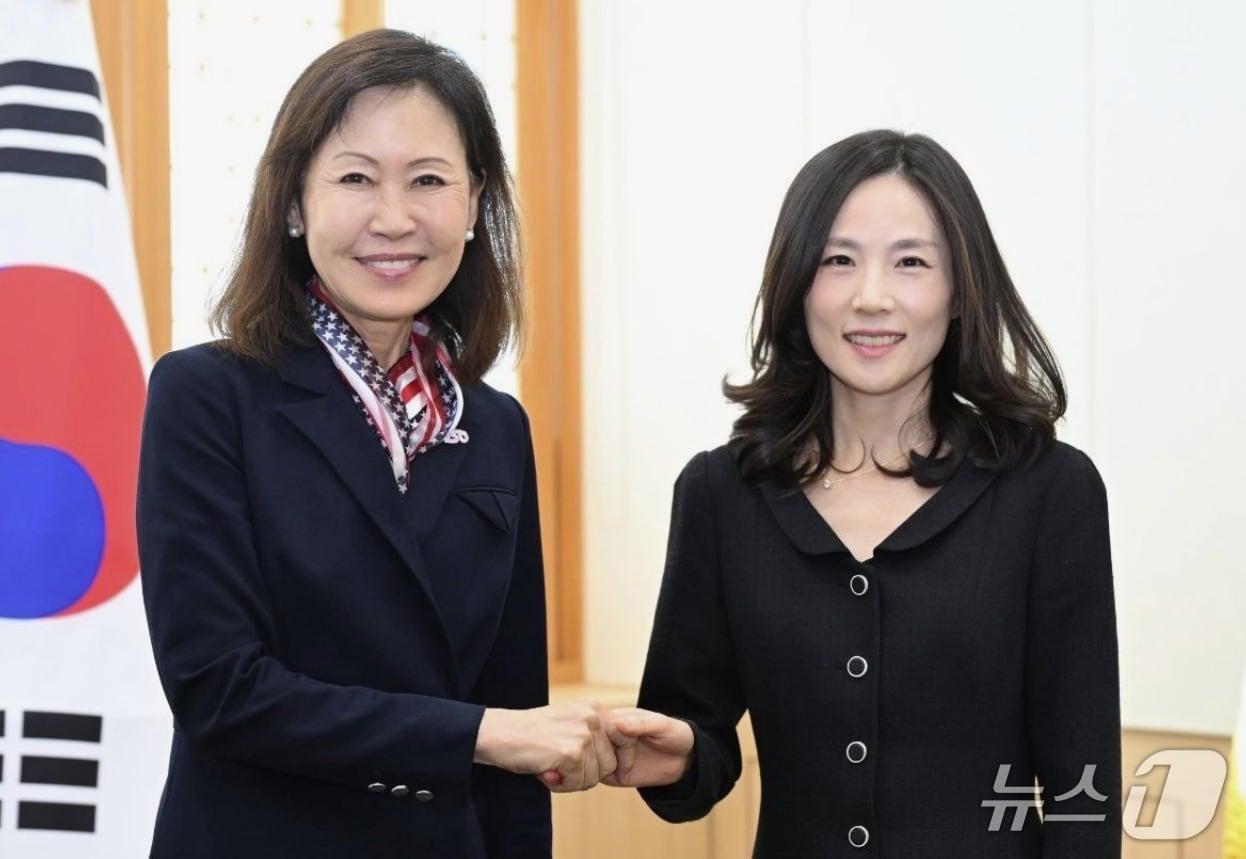 본문 이미지 - 미셸 박 스틸 주한미국대사와 김진아 외교부 2차관이 14일 만나 한미 정상회담의 공동설명서(Joint Fact Sheet·조인트 팩트시트) 이행 방안에 대해 논의했다. (X 갈무리)