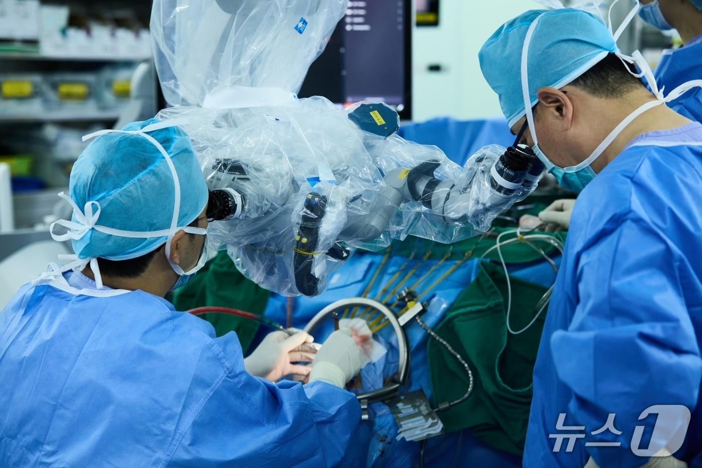 본문 이미지 - 울산대학교병원 뇌동맥류 수술 모습.(울산대학교병원 제공. 재판매 및 DB 금지)/뉴스1