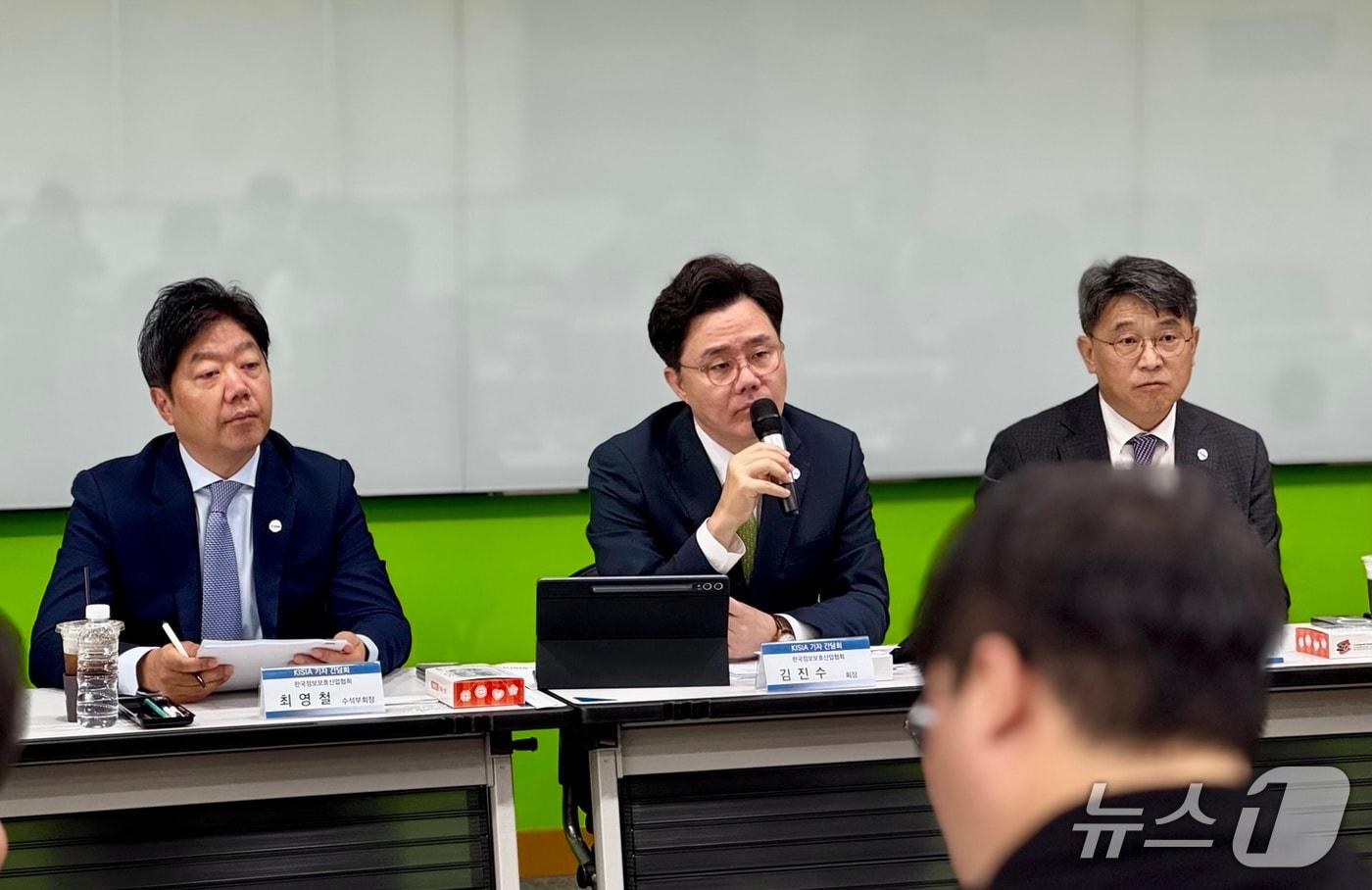 본문 이미지 - 김진수 한국정보보호산업협회장이 14일 서울 송파 IT벤처타워에서 열린 한국정보보호산업협회(KISIA) 하반기 기자간담회에서 발언하고 있다. ⓒ 뉴스1 이민주 기자