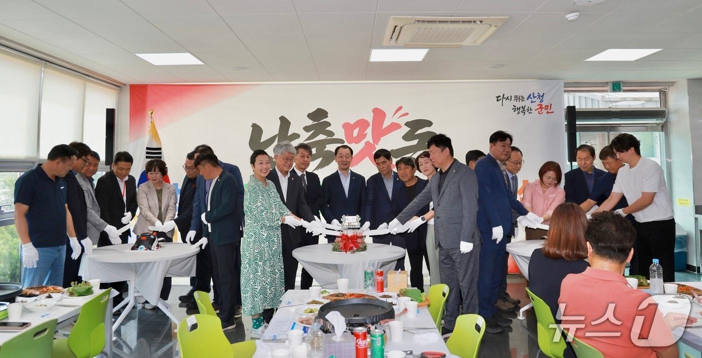 본문 이미지 - 산청군 오부면 가마실권역농촌체험마을에서 14일 난축맛돈 출하 기념식이 열리고 있다. (산청군 제공. 재판매 및 DB 금지).