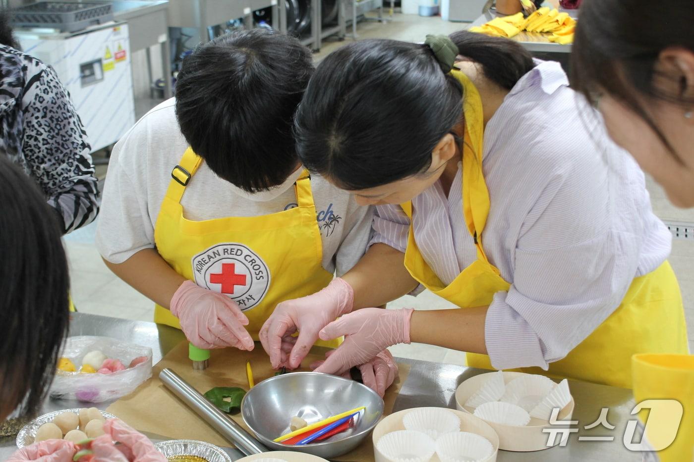 본문 이미지 - 12일 대한적십자사 서울지사 서부봉사관에서 진행된 '다같이 학교 한가위 대축제'에 참여한 이웃들이 송편 만들기 등 명절 문화를 체험하며 시간을 보내고 있다.(대한적십자사 서울지사 제공)