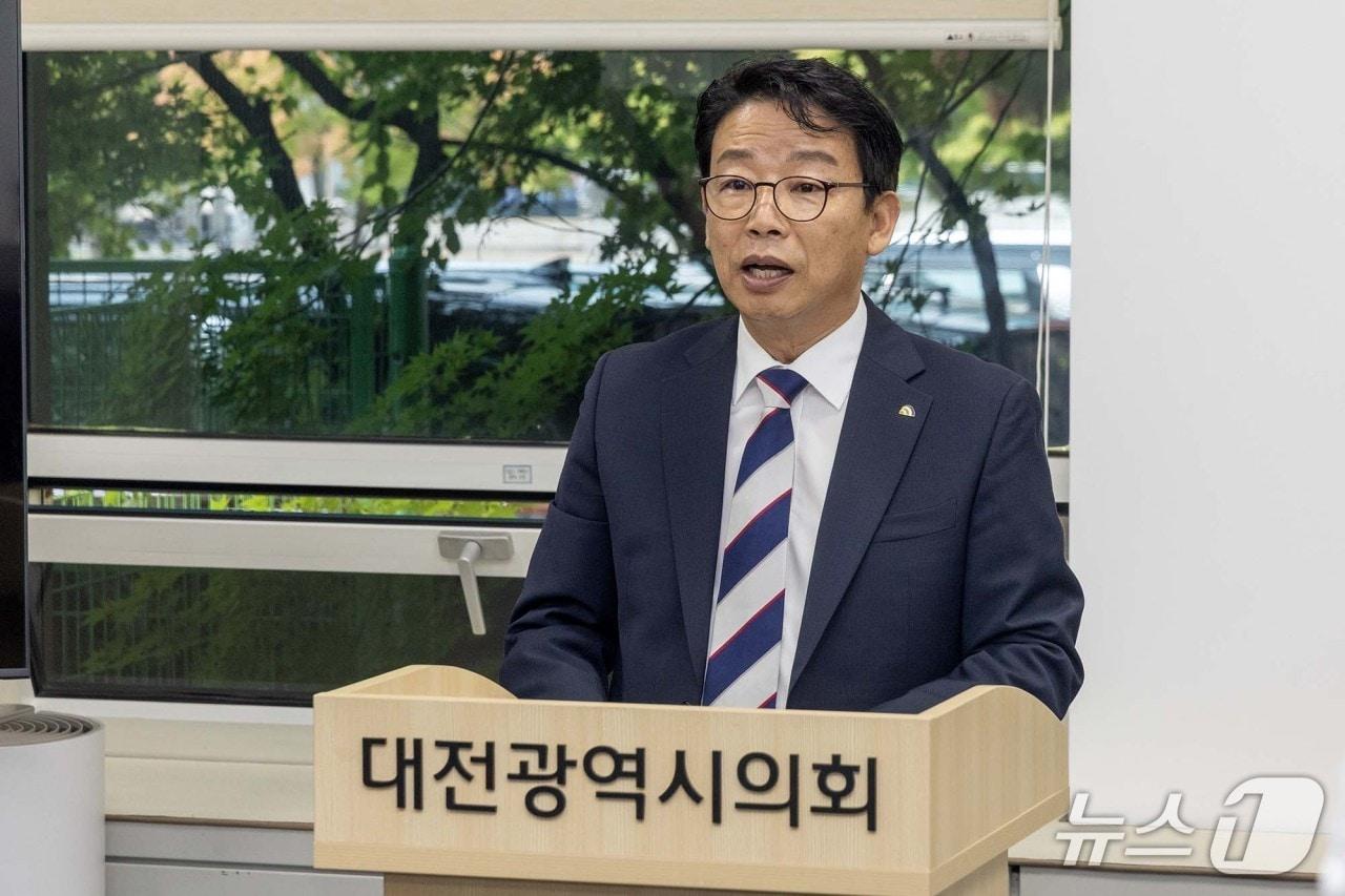본문 이미지 - 김찬술 대덕구청장이 14일 대전시의회에서 기자회견을 하고 있다. (대덕구 제공. 재판매 및 DB 금지)