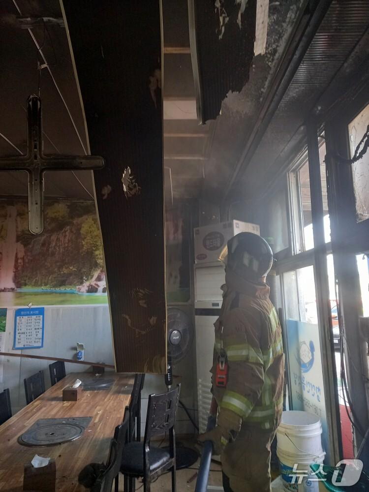 본문 이미지 - 14일 오전 10시 19분쯤 전남광주 완도군 완도읍 군내리의 횟집에서 화재가 발생해 소방 당국이 진화 작업을 벌이고 있다. 2026.9.14(완도 소방서 제공. 재판매 및 DB 금지)/뉴스1