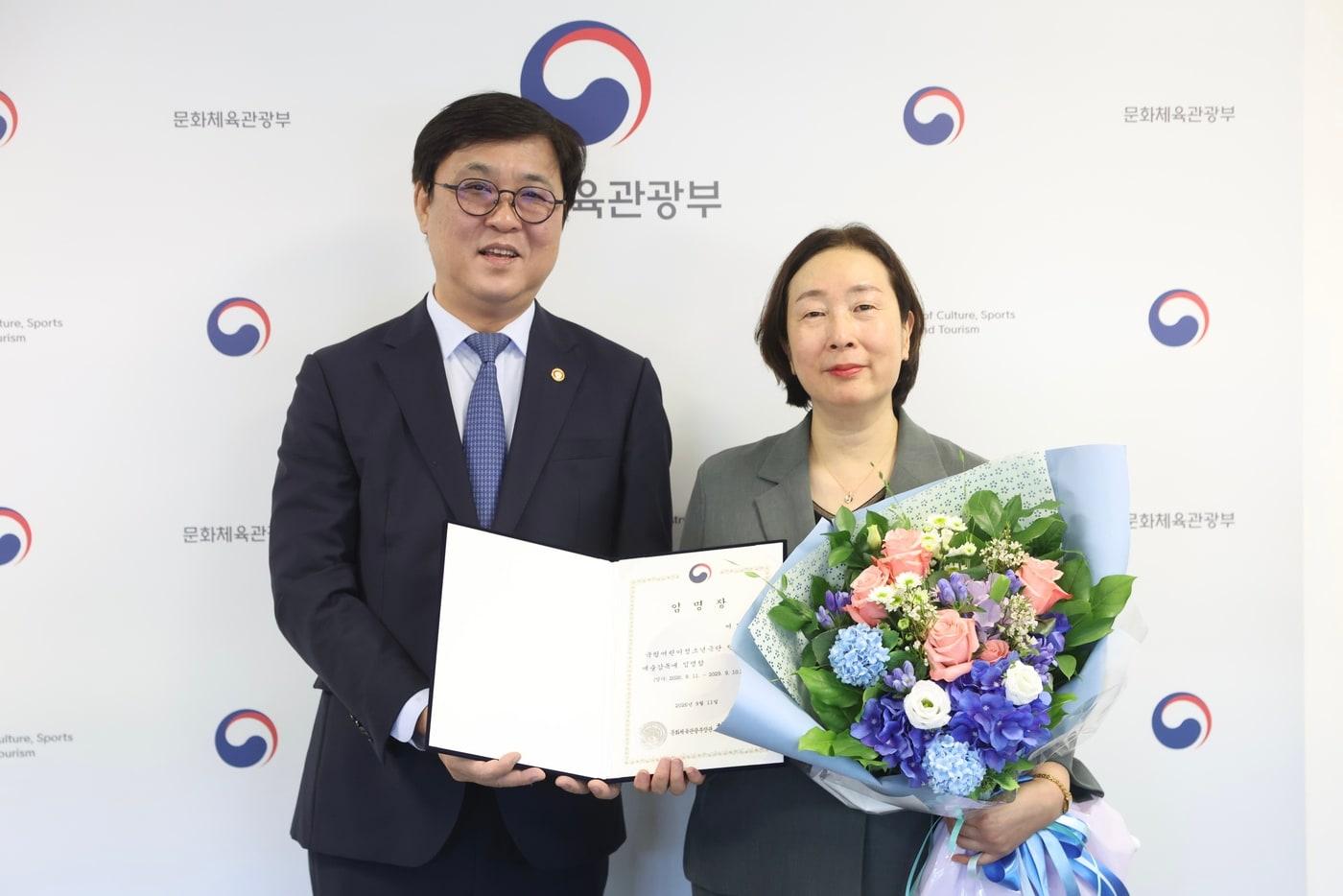 본문 이미지 - 최휘영(왼쪽) 문화체육관광부 장관과 신임 어연선 국립어린이청소년극단 단장 겸 예술감독(문체부 제공)