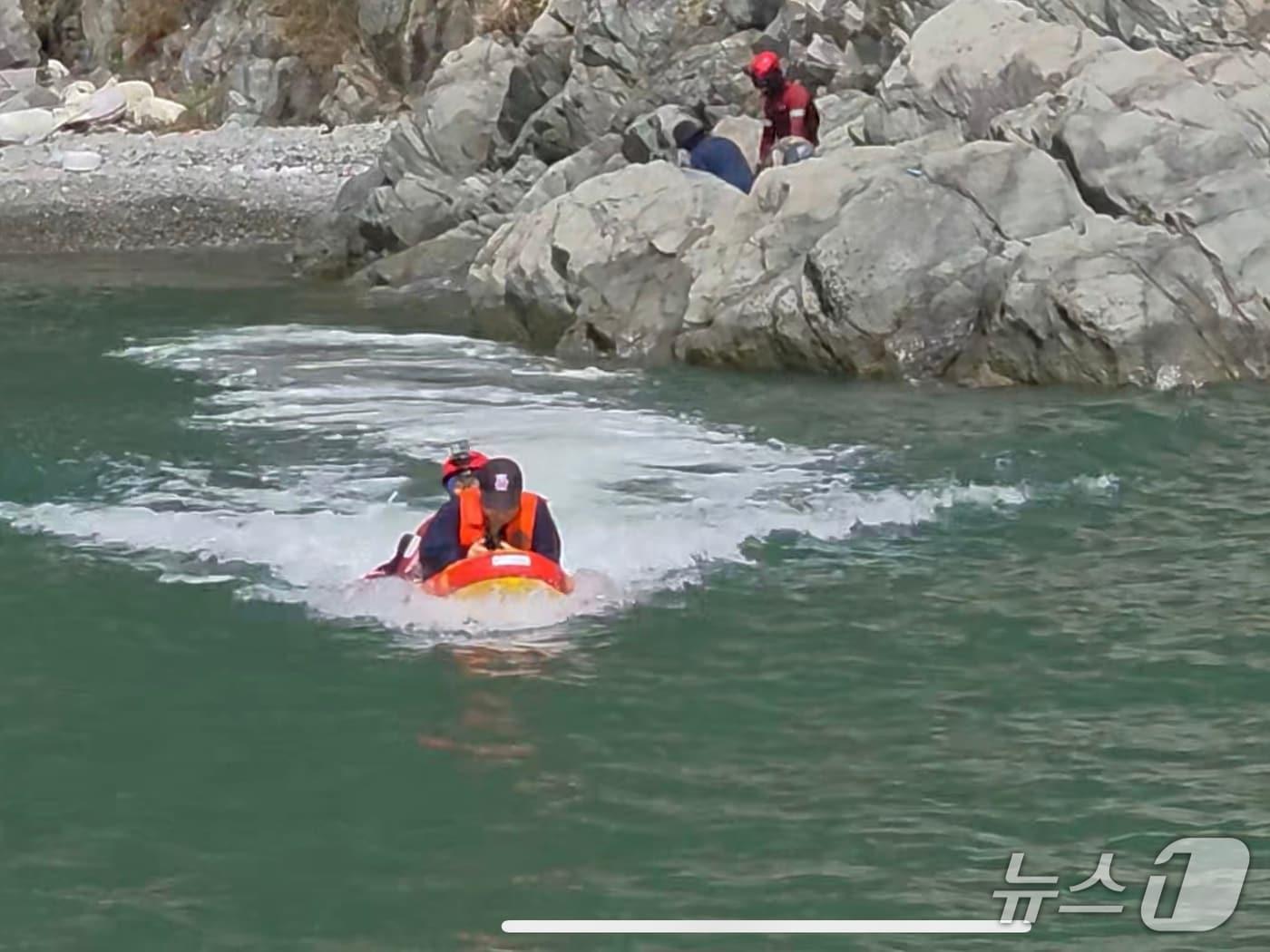 본문 이미지 - 13일 오전 10시 47분쯤 전남광주 여수시 돌산읍 외치도 인근 갯바위에 낚시객 2명이 고립돼 여수해경이 구조작업을 벌이고 있다. (여수해경 제공. 재판매 및 DB금지) 