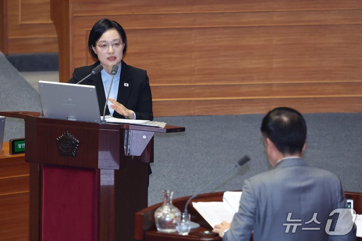 본문 이미지 - 한성숙 국무총리가 14일 서울 여의도 국회에서 열린 제439회국회(정기회) 8차 본회의 대정부질문에서 교육·사회·문화에 관한 질문에 답변하고 있다. 2026.9.14 ⓒ 뉴스1 신웅수 기자