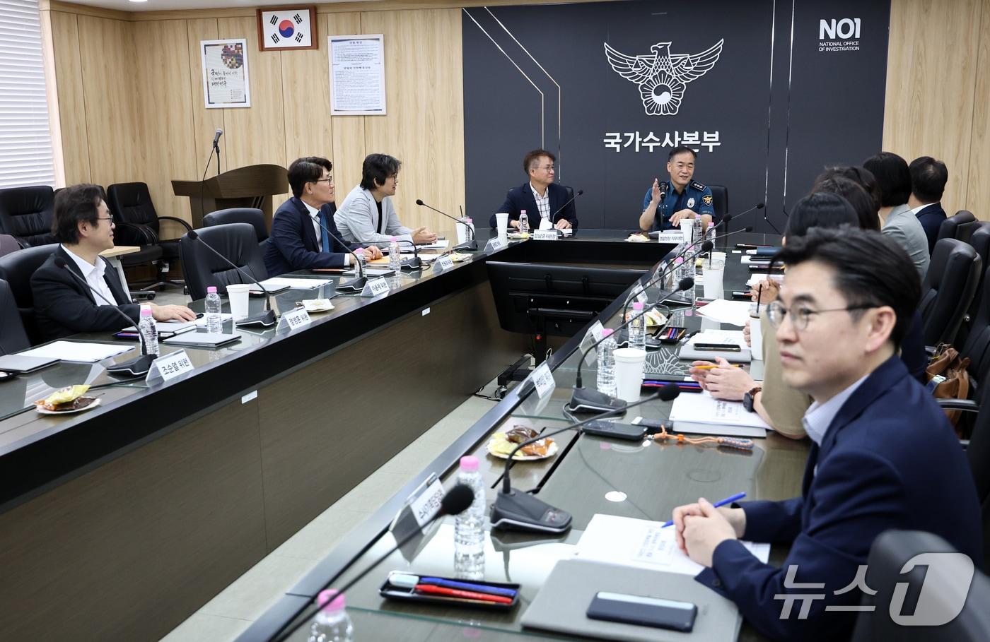 본문 이미지 - 김종철 경찰청장 직무대행이 14일 오후 서울 서대문구 국가수사본부에서 열린 경찰 수사 개혁위원회 제8차 회의를 앞두고 김남준 위원장 및 위원들과 대화를 나누고 있다. 2026.9.14 ⓒ 뉴스1 최지환 기자