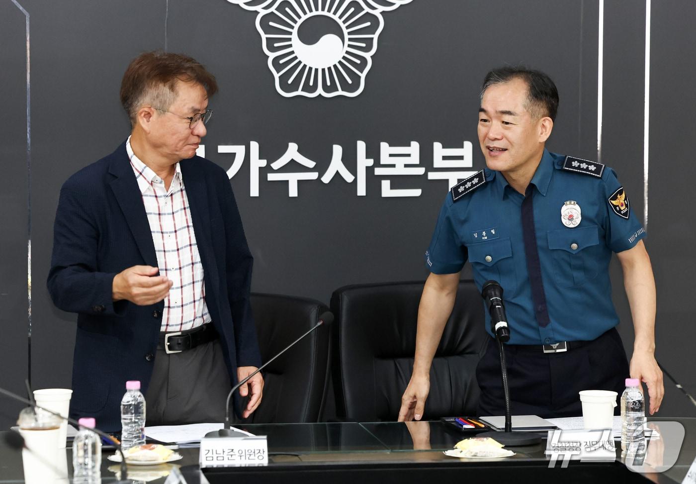 본문 이미지 - 김종철 경찰청장 직무대행, 김남준 경찰 수사 개혁위원장이 14일 오후 서울 서대문구 국가수사본부에서 열린 경찰 수사 개혁위원회 제8차 회의에서 인사를 나누고 있다. 2026.9.14 ⓒ 뉴스1 최지환 기자