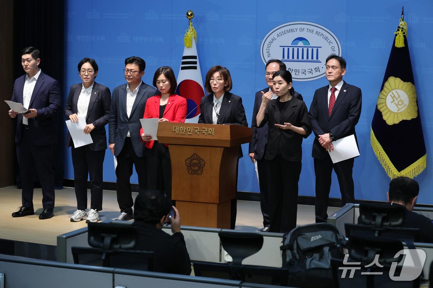 본문 이미지 - 나경원 국민의힘 의원이 14일 서울 여의도 국회 소통관에서 준연동형비례제 폐지를 촉구하는 기자회견을 하고 있다. 2026.9.14 ⓒ 뉴스1 신웅수 기자