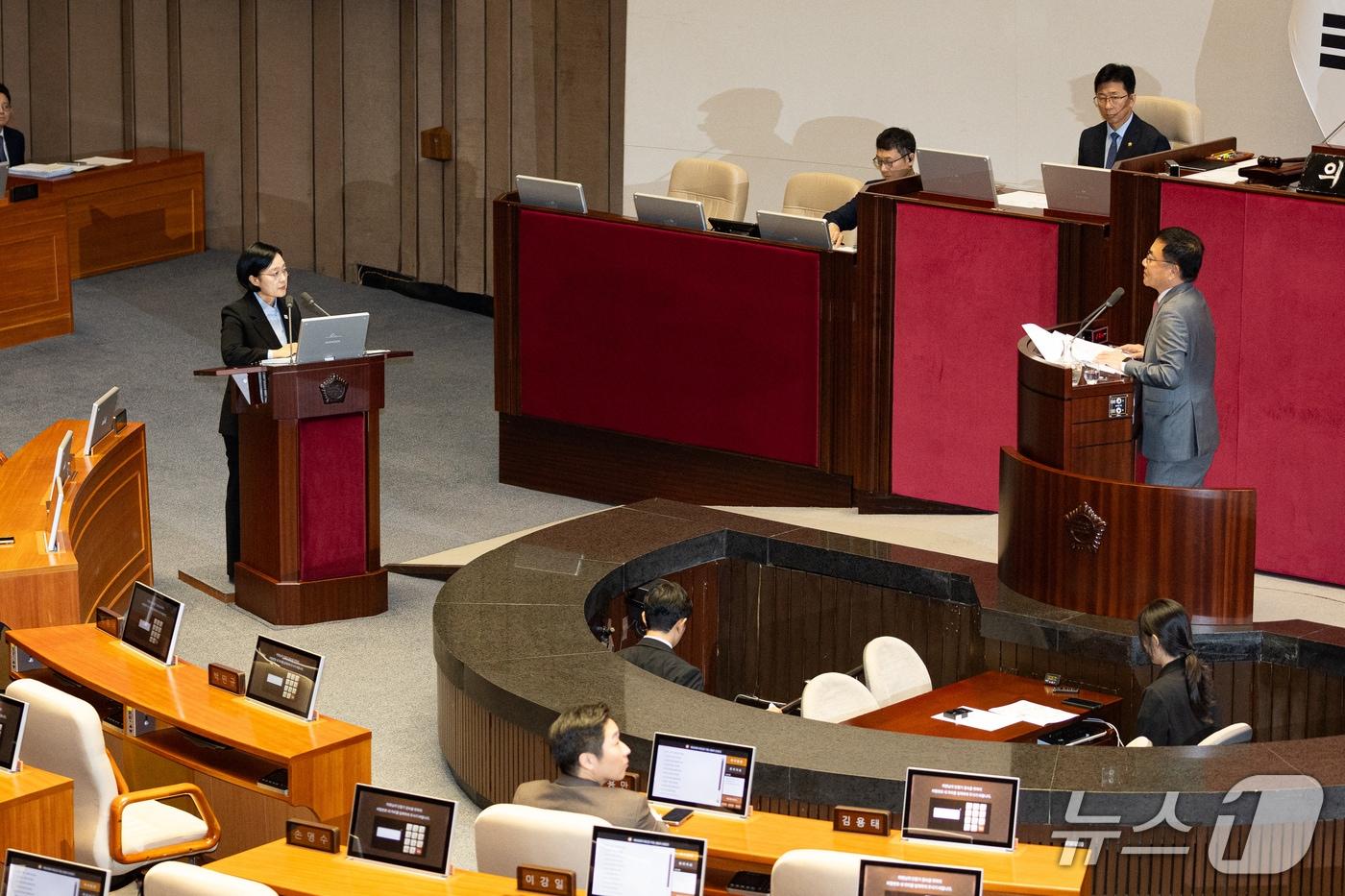 본문 이미지 - 한성숙 국무총리가 14일 서울 여의도 국회에서 열린 제439회 국회(정기회) 제8차 본회의에서 서범수 국민의힘 의원의 교육·사회·문화에 관한 대정부질문에 답하고 있다. 2026.9.14 ⓒ 뉴스1 유승관 기자