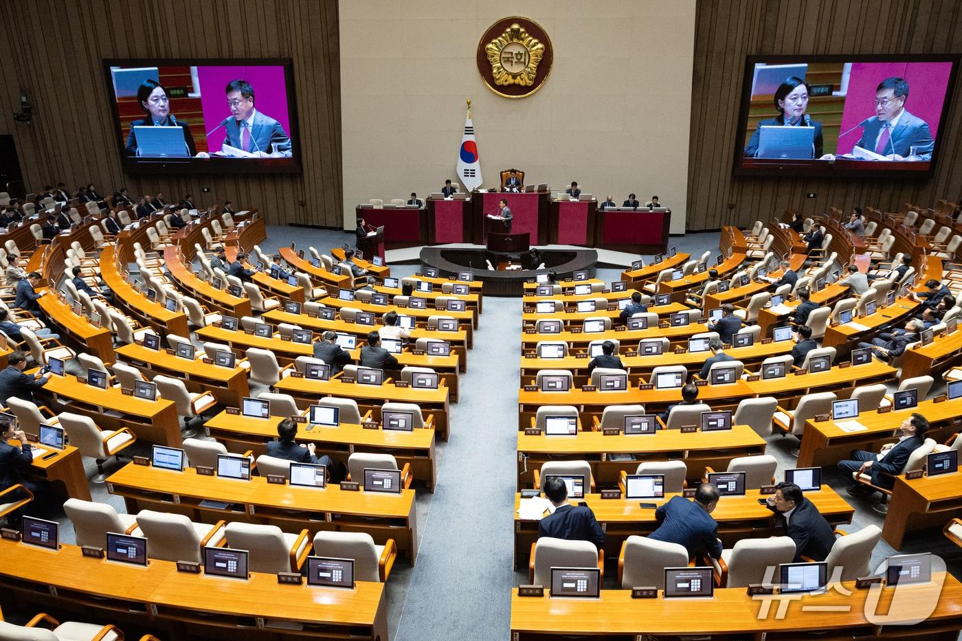본문 이미지 - 한성숙 국무총리가 14일 서울 여의도 국회에서 열린 제439회 국회(정기회) 제8차 본회의에서 서범수 국민의힘 의원의 교육·사회·문화에 관한 대정부질문에 답하고 있다. 2026.9.14 ⓒ 뉴스1 유승관 기자