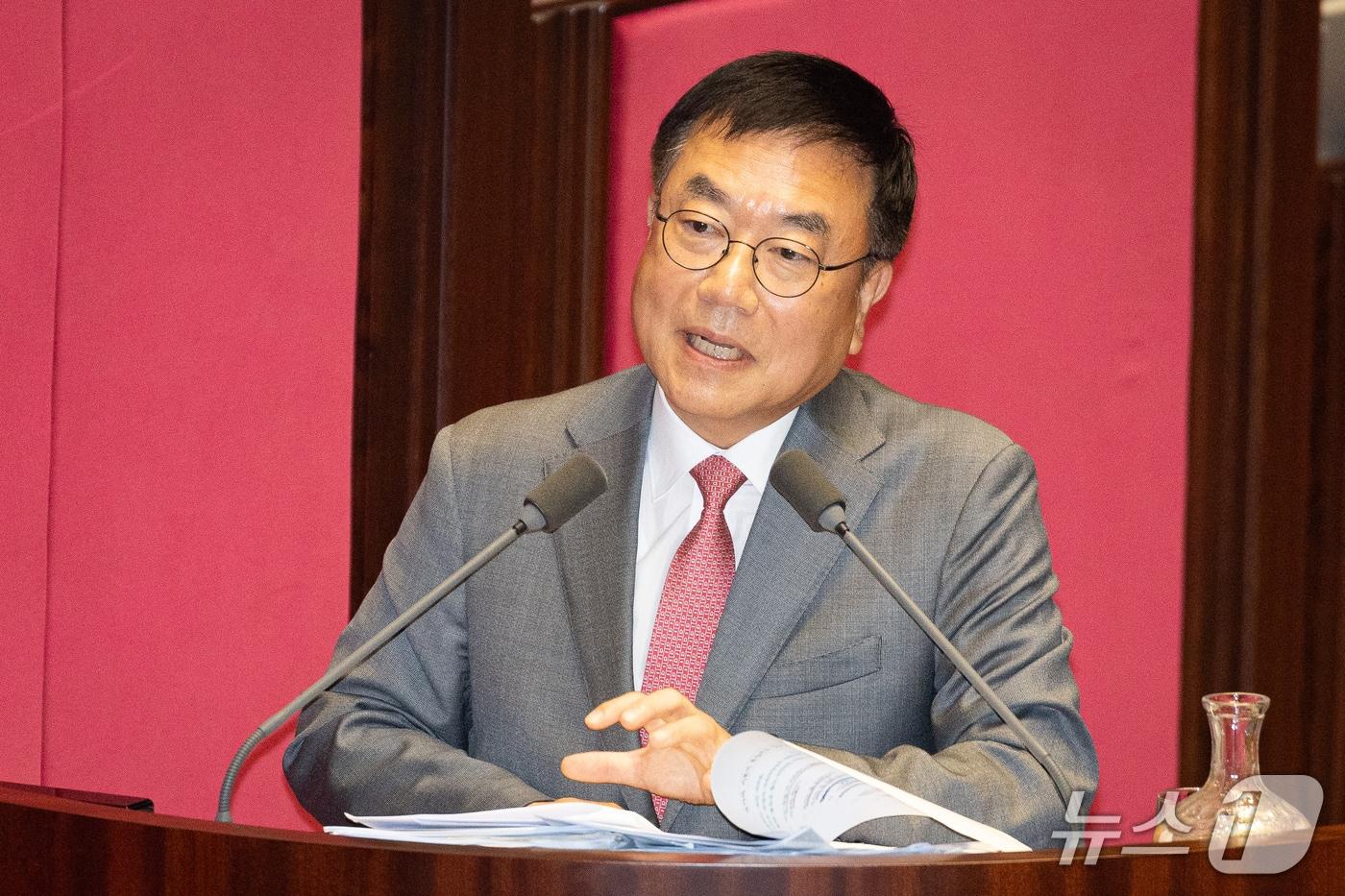 본문 이미지 - 서범수 국민의힘 의원이 14일 서울 여의도 국회에서 열린 제439회 국회(정기회) 제8차 본회의에서 교육·사회·문화에 관한 질문을 하고 있다. 2026.9.14 ⓒ 뉴스1 유승관 기자