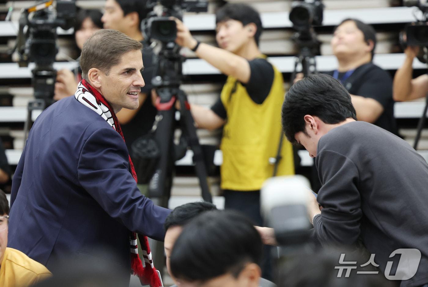 본문 이미지 - 로베르트 모레노 대한민국 남자 축구 대표팀 임시 감독이 14일 충남 천안시 서북구 코리아풋볼파크에서 열린 감독 취임식 및 하나은행 초청 축구국가대표팀 친선경기 명단발표 기자회견을 마치고 취재진과 인사를 하고 있다. 2026.9.14 ⓒ 뉴스1 김영운 기자