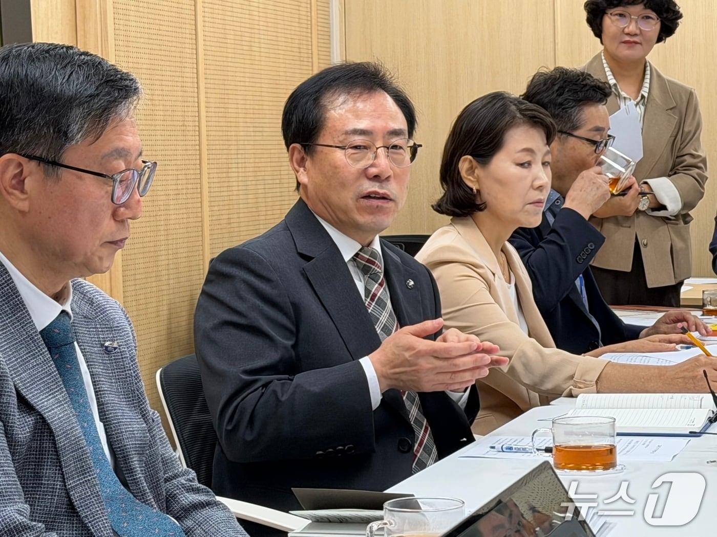 본문 이미지 - 강삼영 강원도교육감이 14일 도교육청 브리핑실에서 기자들과 차담회를 갖고  남춘천초 이전 계획에 대해 설명하고 있다.2026.9.14 한귀섭 기자
