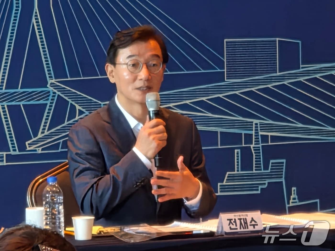 본문 이미지 - 전재수 부산시장이 14일 부산 동구 아스티호텔에서 열린 부산 타운홀 미팅 기조 연설을 하고 있다. 2026.9.14뉴스1 ⓒ News1 임순택 기자