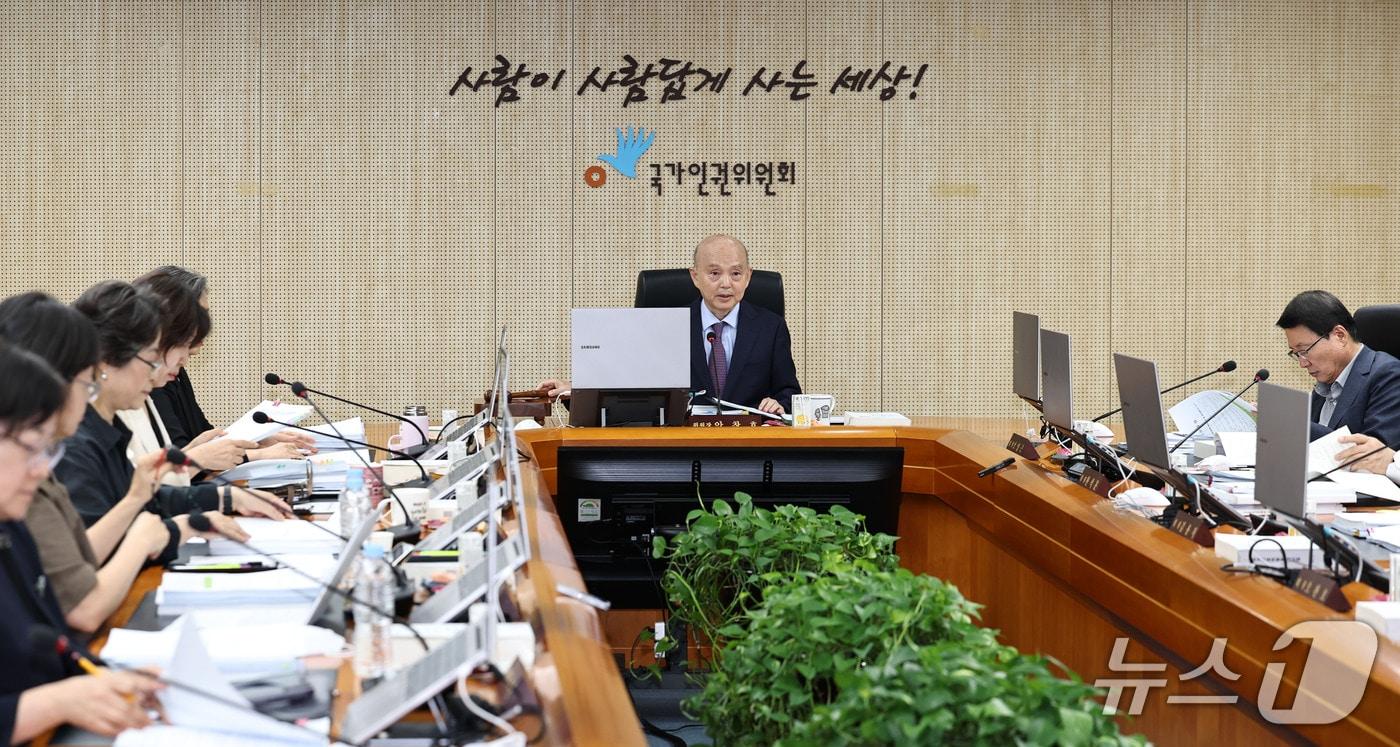 본문 이미지 - 안창호 국가인권위원장이 14일 오후 서울 중구 인권위원회에서 열린 제15차 전원위원회를 주재하고 있다. 2026.9.14 ⓒ 뉴스1 이종수 기자