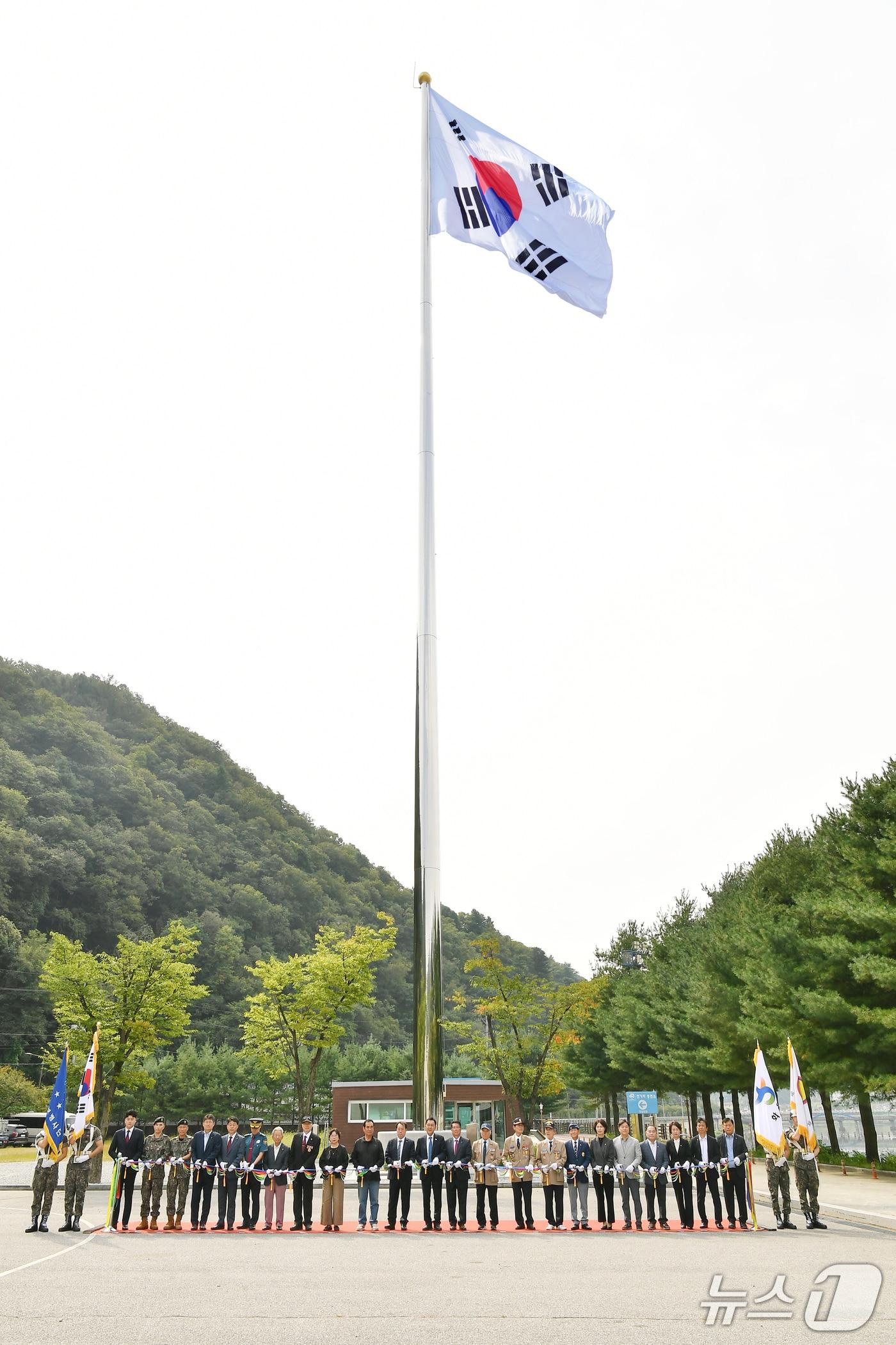 본문 이미지 - 대형 태극기 게양대 준공식이 14일 화천청소년수련관 앞 부지에서 김세훈 군수, 조웅희 군의장과 군의원, 지역 보훈단체, 기관사회단체장, 군민 등이  참석한 가운데 열렸다.(화천군 제공, 재판매 및 DB 금지) 2026.9.14