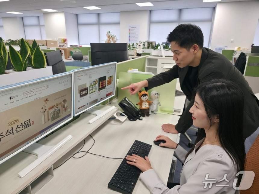 본문 이미지 - 삼성전자 반도체(DS)부문 직원들이 추석 명절을 앞두고 운영되는 온라인 장터에 접속해 상품을 고르고 있다.(삼성전자 제공)/뉴스1