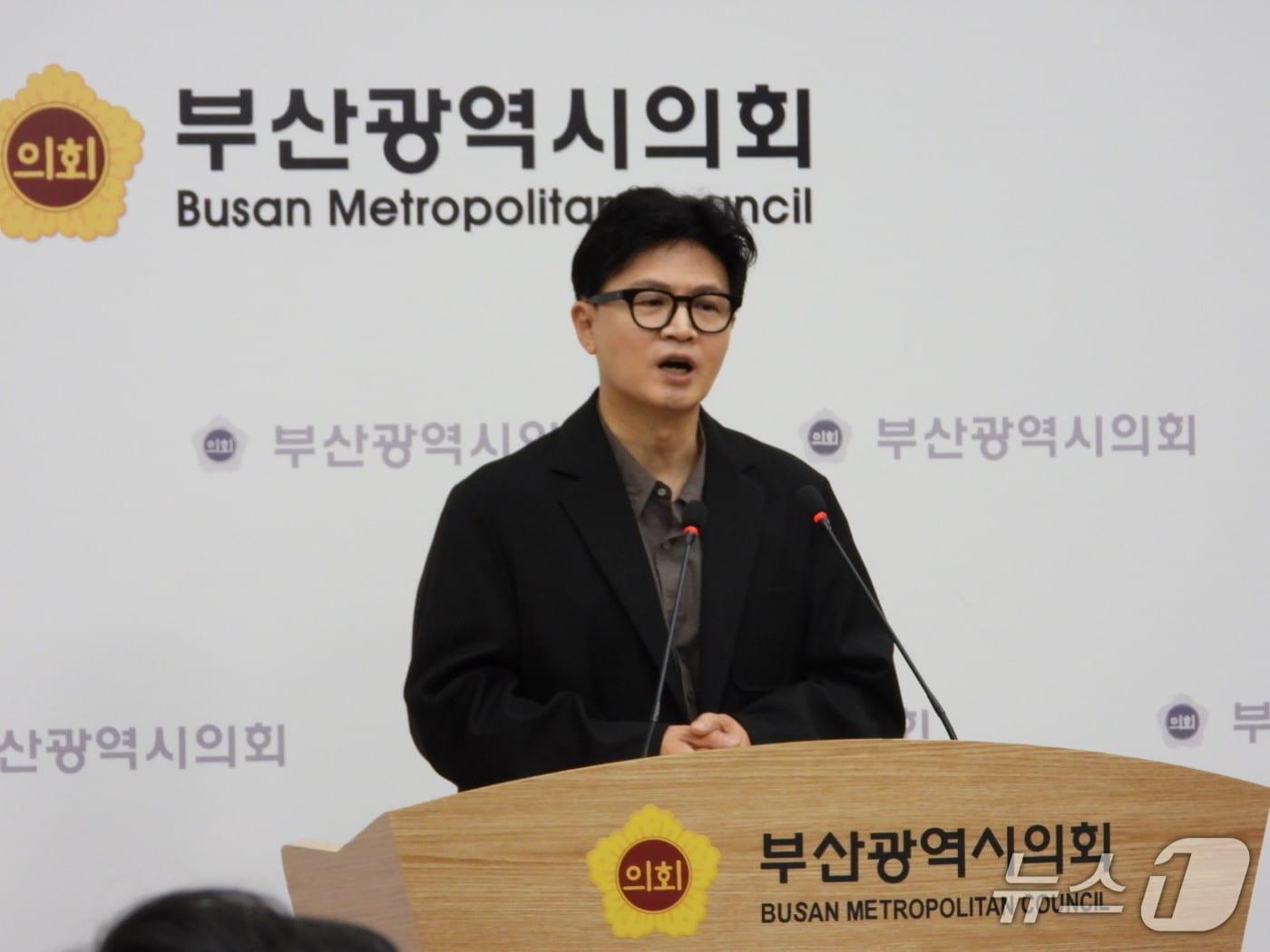 본문 이미지 - 한동훈 무소속 국회의원이 14일 부산시의회 브리핑룸에서 기자회견에서 기자 질문에 답을 하고 있다. 2026.9.14뉴스1 ⓒ News1 임순택 기자