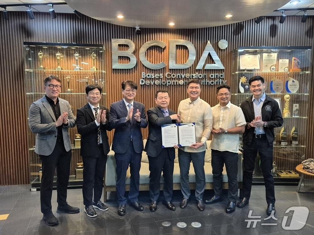 본문 이미지 - 윤석대 한국수자원공사 사장(왼쪽 네 번째)이 조슈아 빙캉(Joshua M. Bingcang) BCDA 청장(왼쪽 다섯 번째)을 비롯한 양 기관 관계자들과 기념사진을 촬영하고 있다. (한국수자원공사 제공. 재판매 및 DB 금지) /뉴스1
